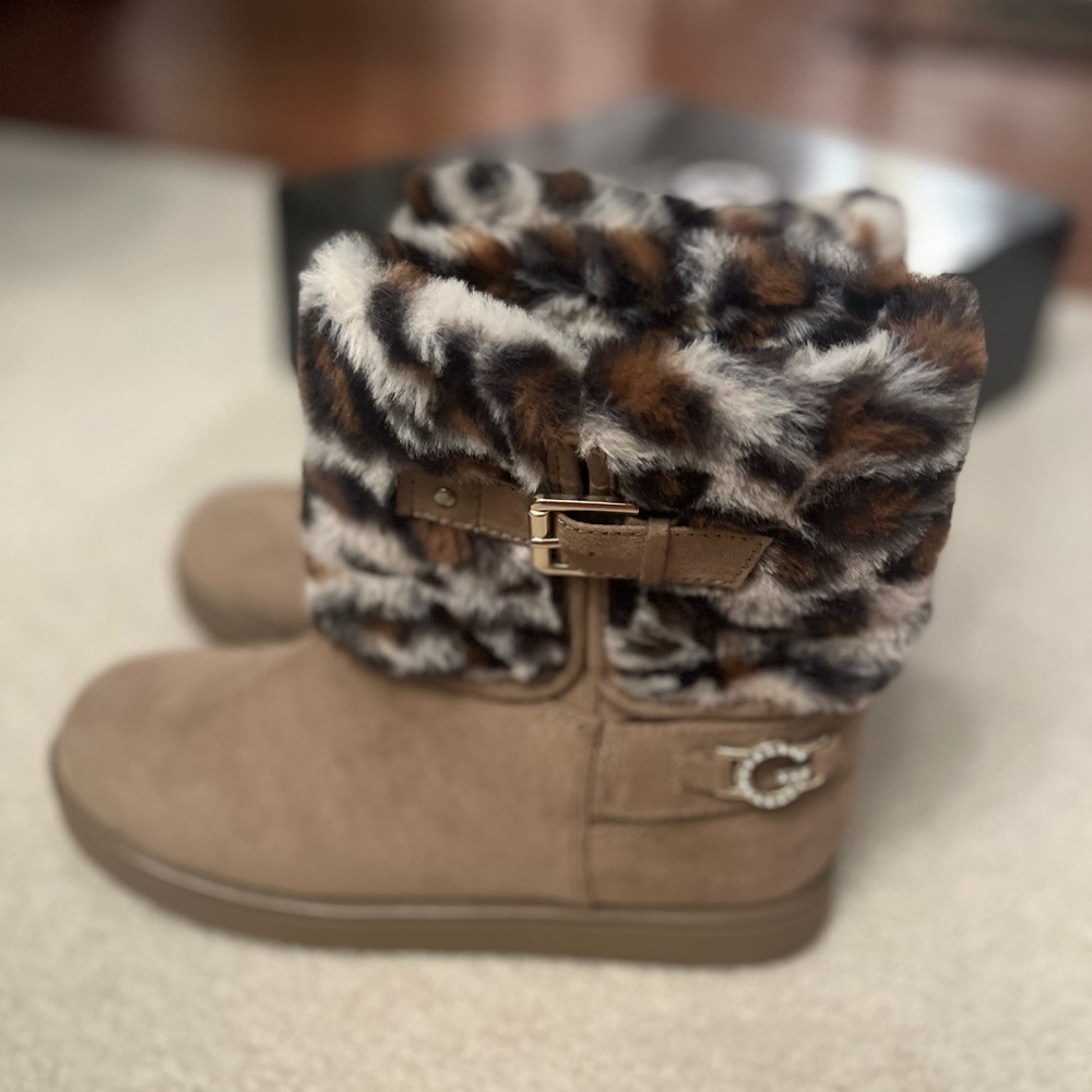 GBG Los Angeles Aleya Faux Fur Trimmed Boots with Buckle Winter Boots (NEW)